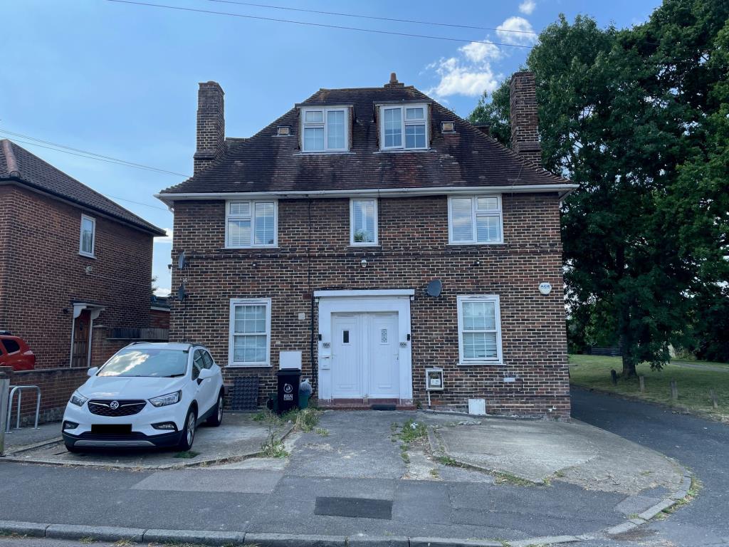 Lot: 40 - BUILDING WITH GROUND FLOOR FLAT, STUDIO AND GROUND RENT OF UPPER FLAT SOLD ON LONG LEASE - Photo of building at 66-68 Framlingham Road, Eltham SE9